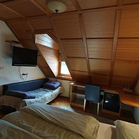 Guesthouse Pri Zalogarju Zelezniki Bagian luar foto