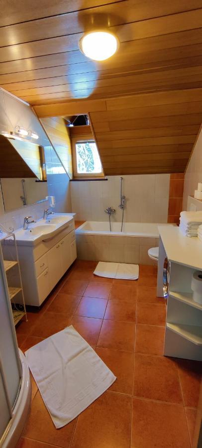 Guesthouse Pri Zalogarju Zelezniki Bagian luar foto