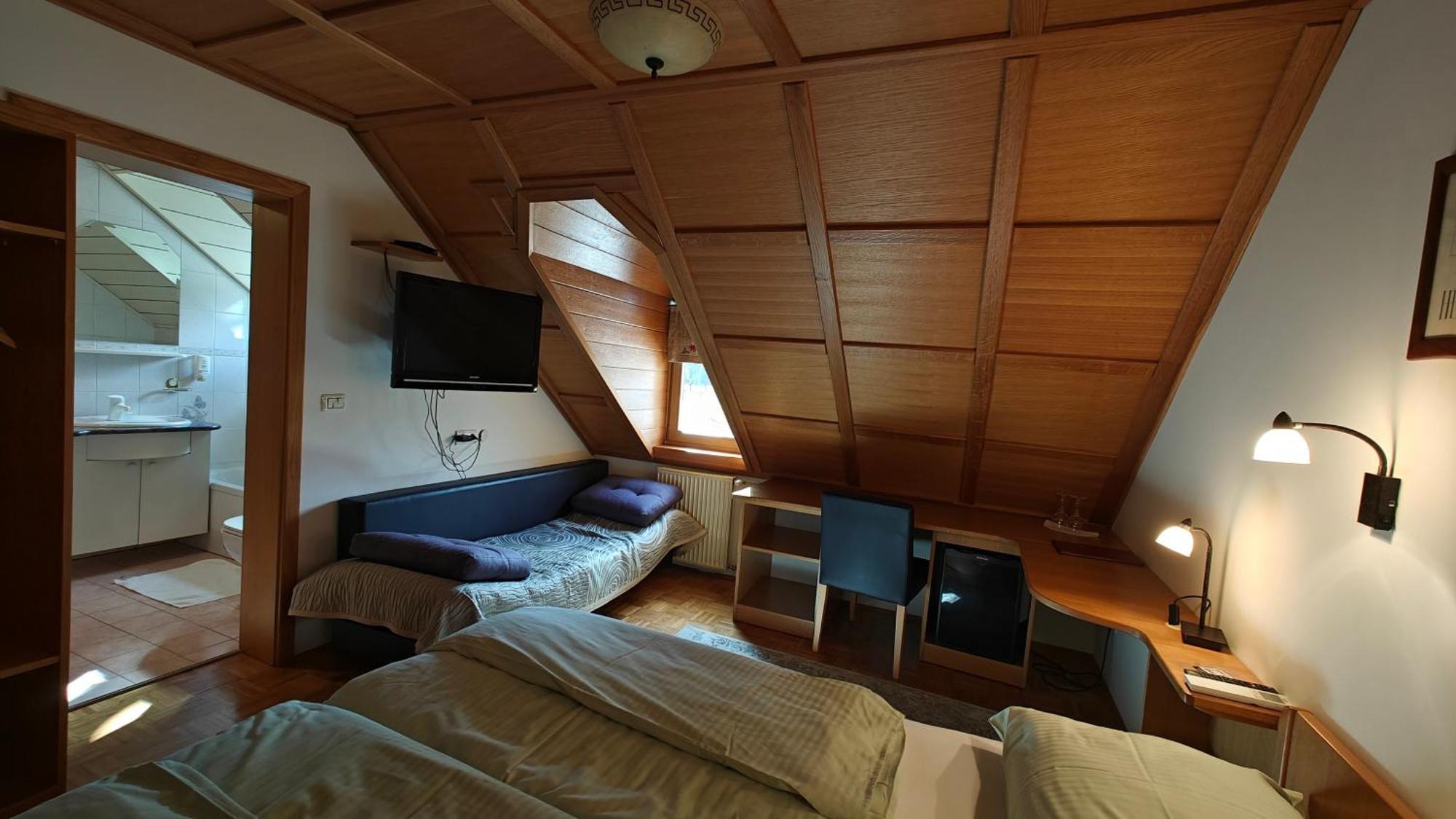 Guesthouse Pri Zalogarju Zelezniki Bagian luar foto