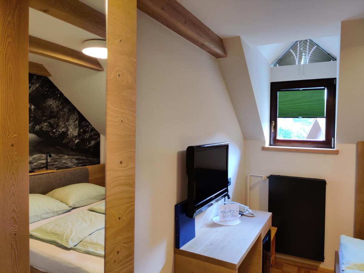 Guesthouse Pri Zalogarju Zelezniki Bagian luar foto