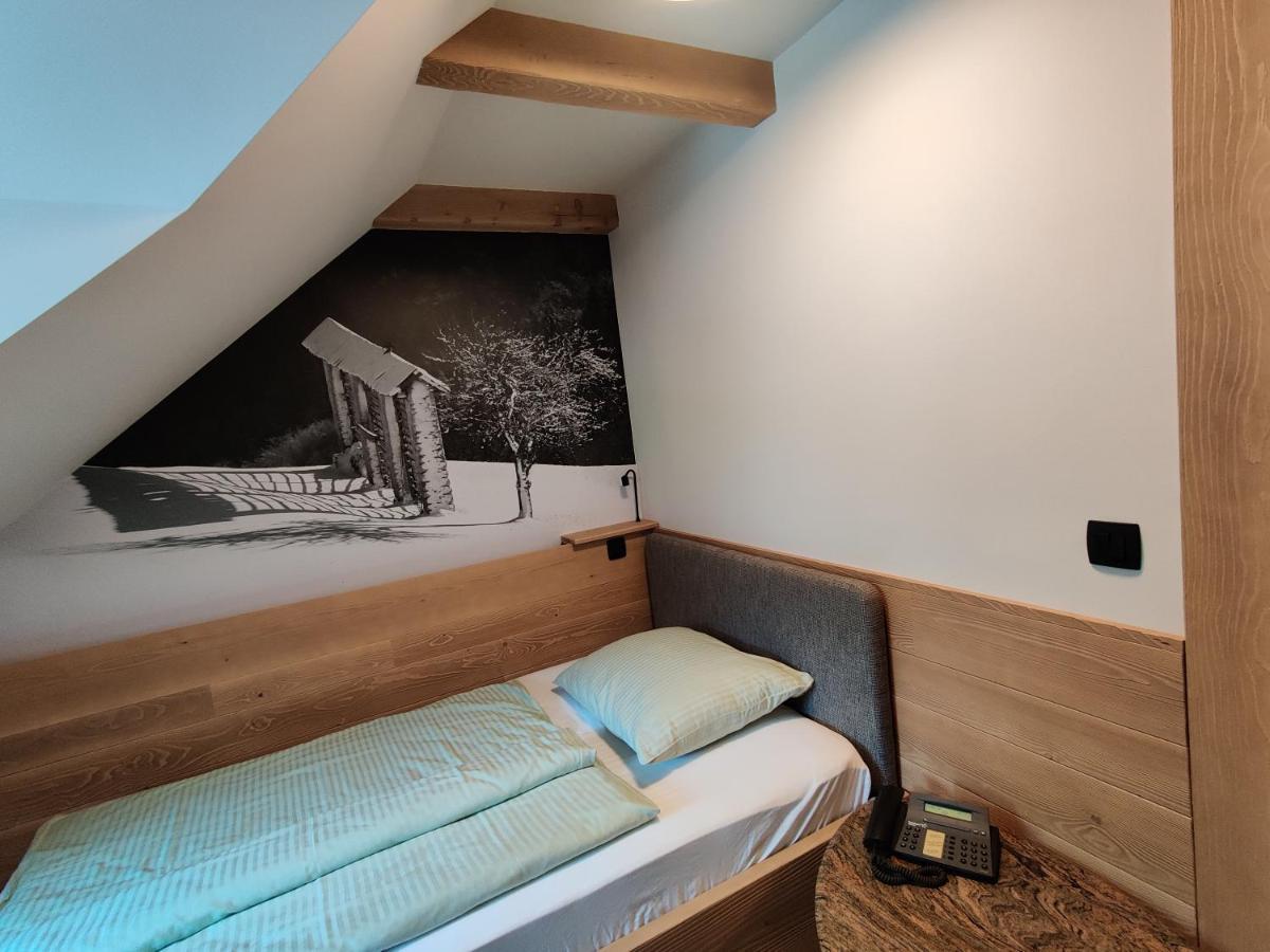 Guesthouse Pri Zalogarju Zelezniki Bagian luar foto